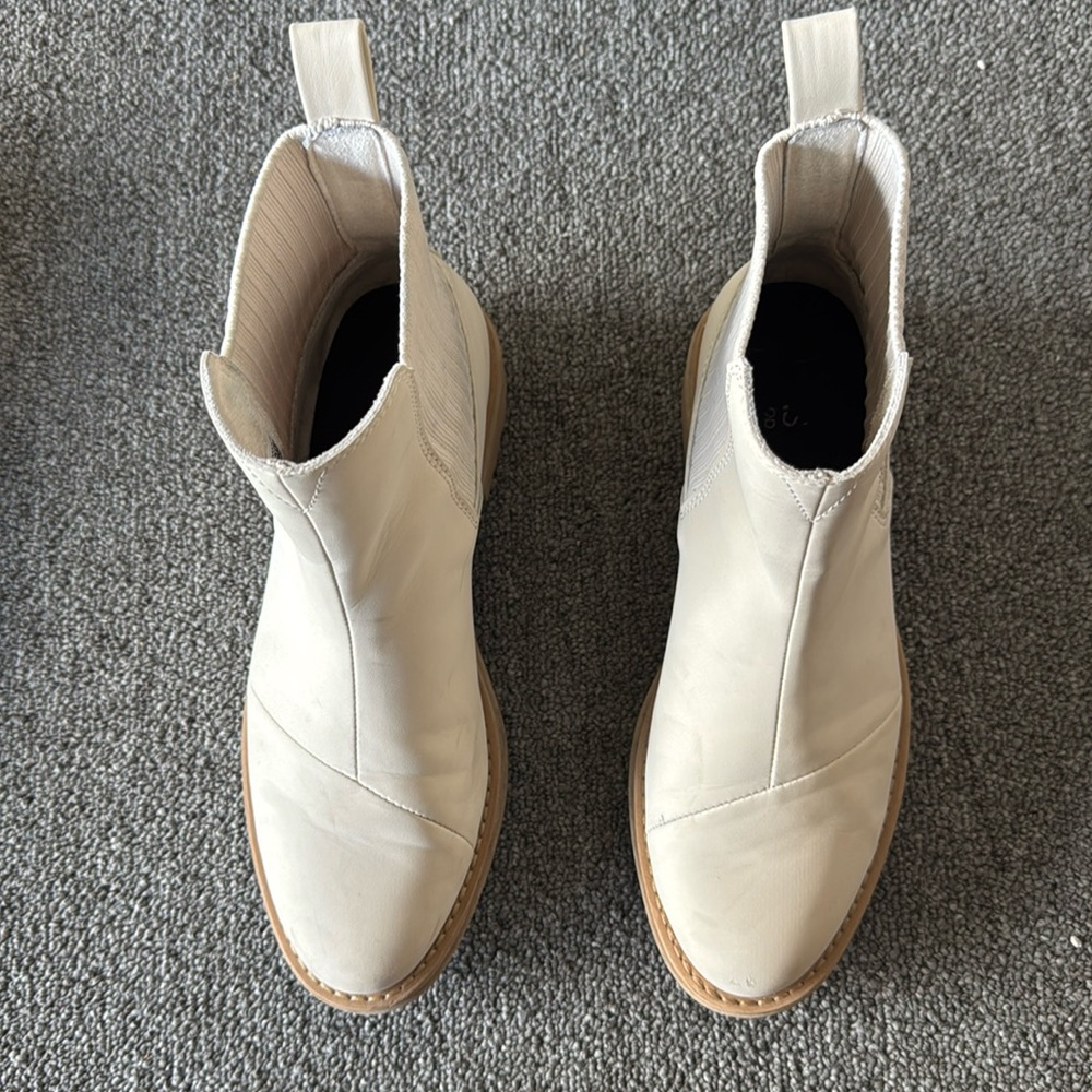 Size 8 TOMS boots